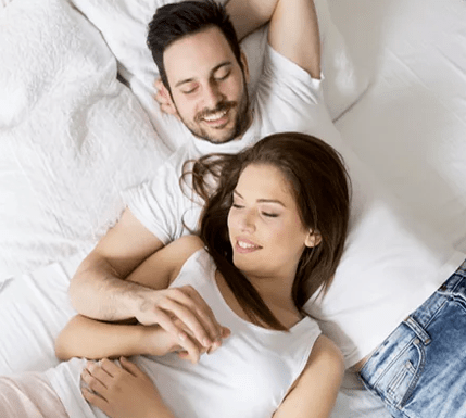 Glückliches Paar nach dem Auftragen von Pulsero -Gel